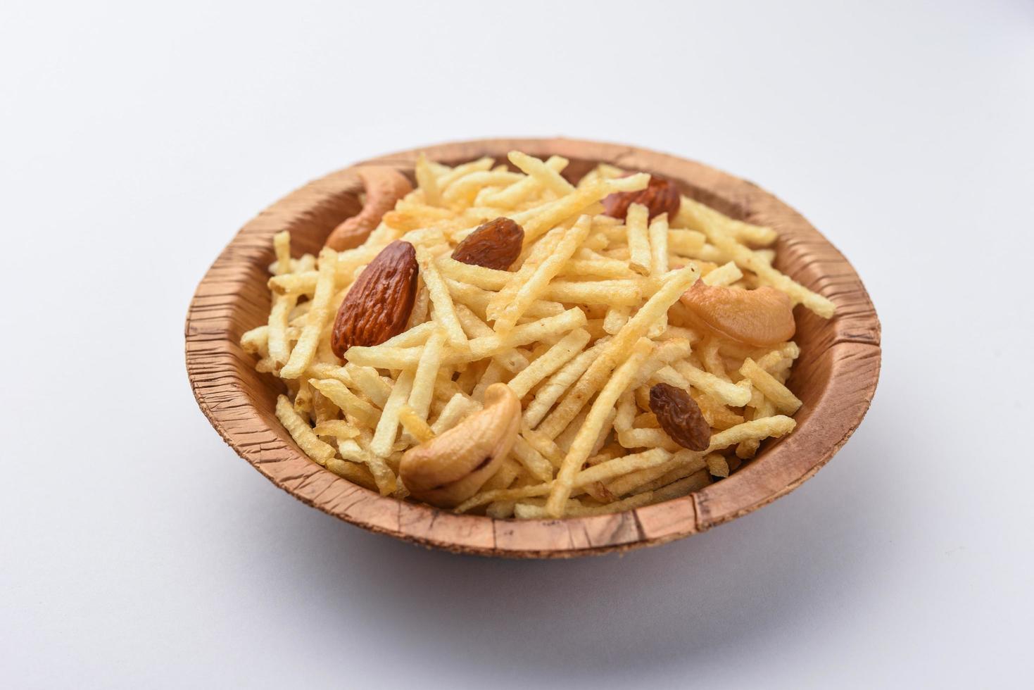 salgadinhos fritos estilo indiano falahari chivda, chewda - chivda ou mistura namkeen com frutas secas foto