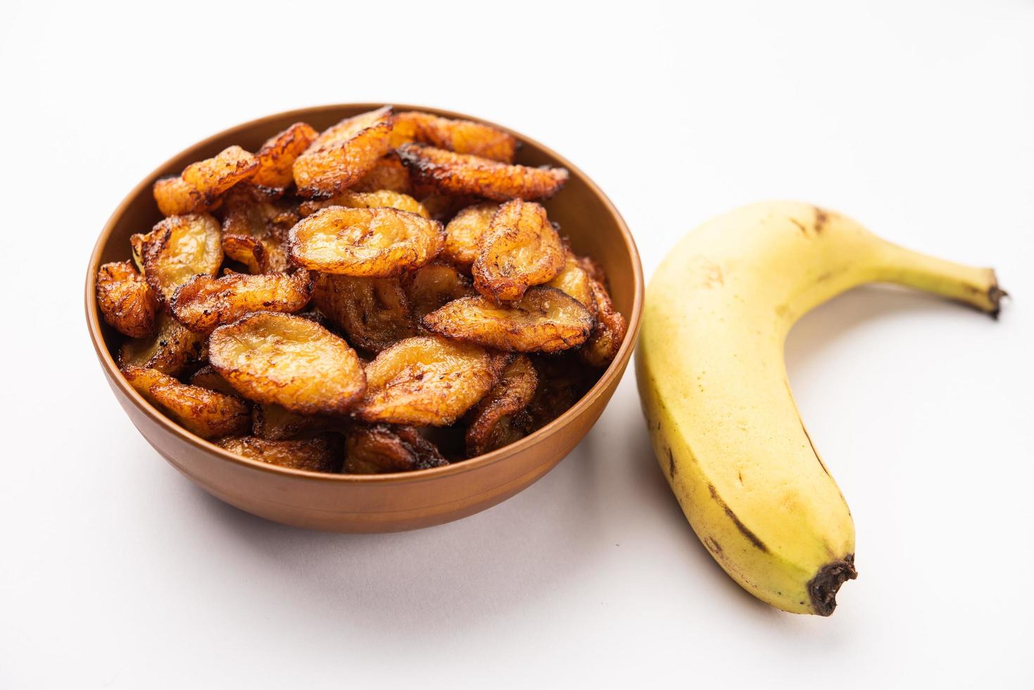 fatias de banana-da-terra maduras fritas ou batatas fritas pake kele em uma tigela foto