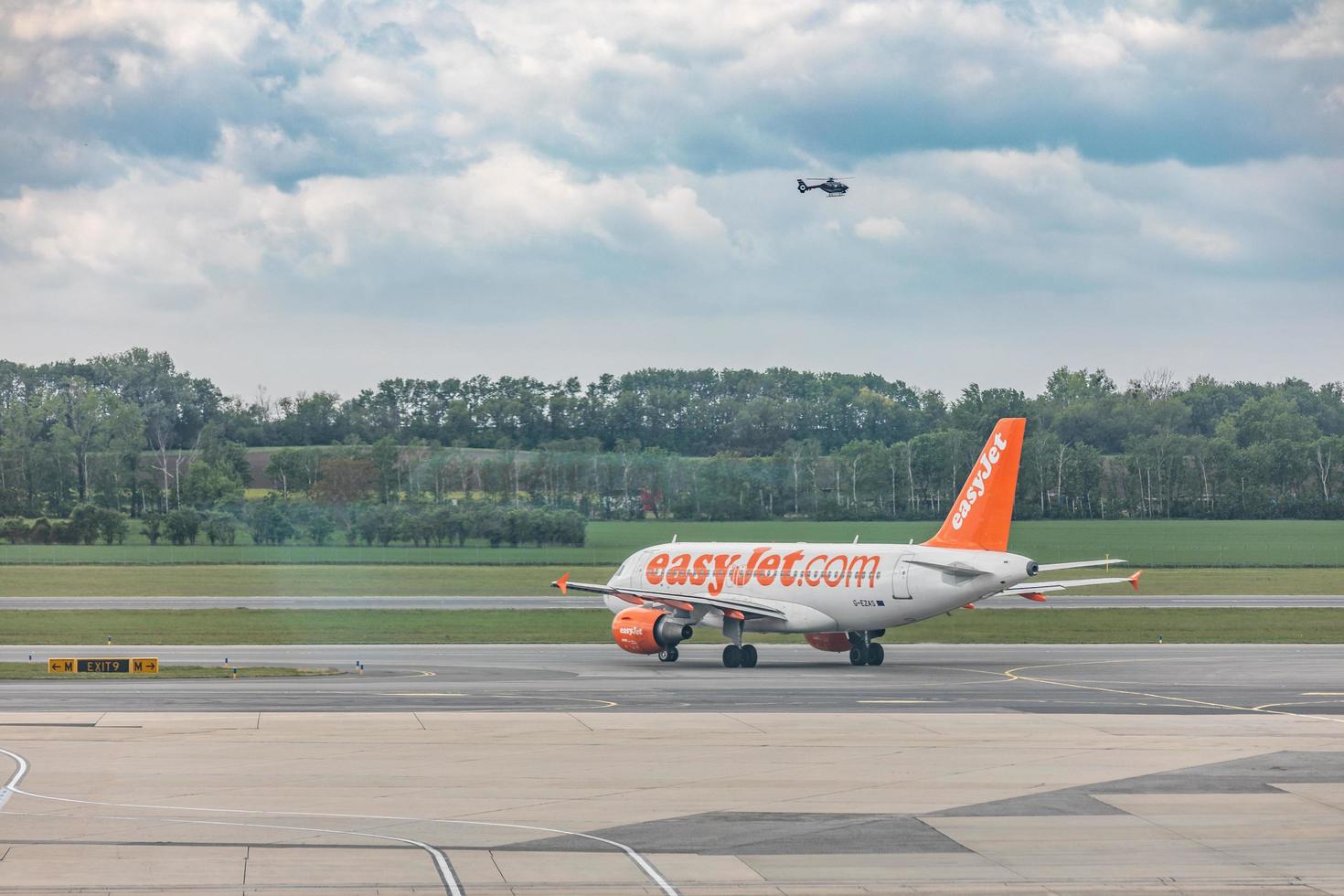 viena, áustria - 07 de maio de 2019 - easyjet europe airbus a319. easyjet europe airline gmbh, denominada easyjet, é uma companhia aérea de baixo custo com sede em viena, áustria e uma subsidiária da easyjet foto