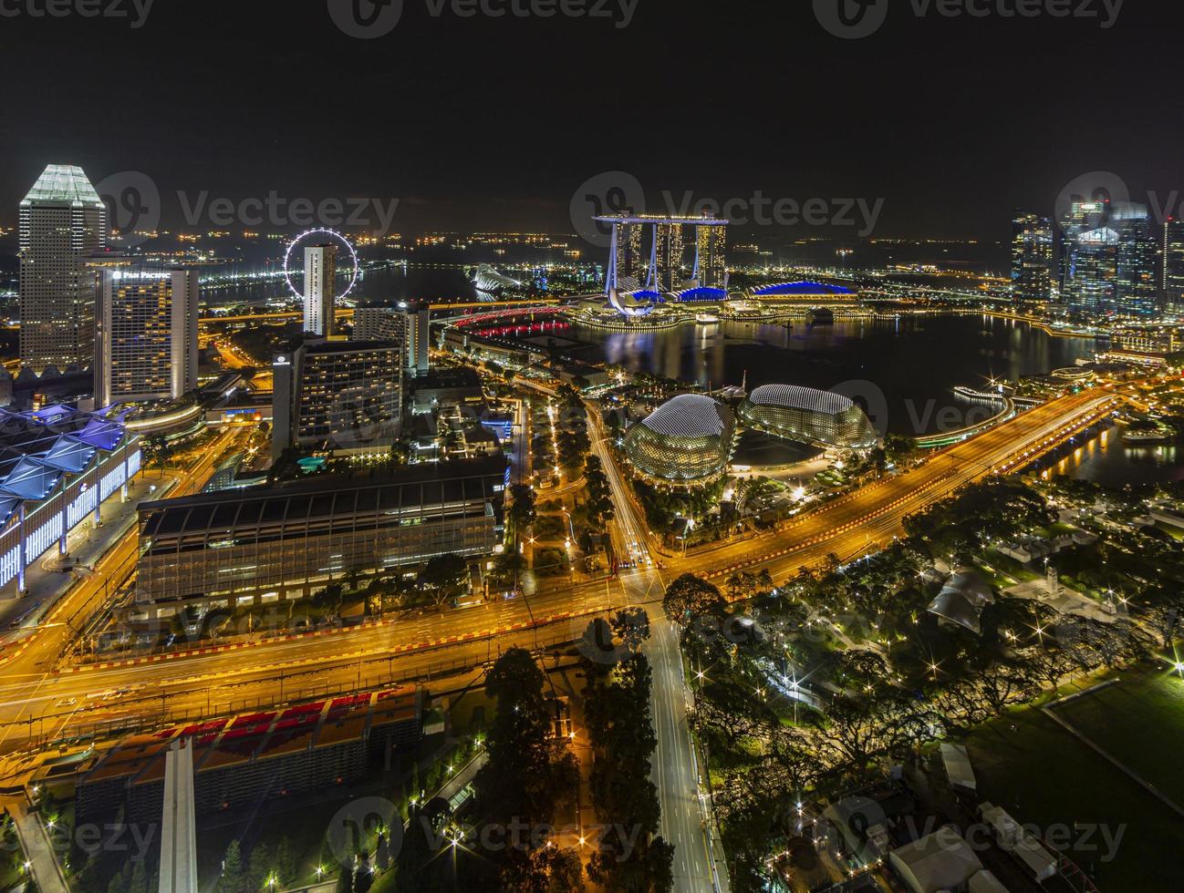 imagem panorâmica aérea do horizonte de cingapura e jardins da baía durante a preparação para a corrida de fórmula 1 à noite no outono foto