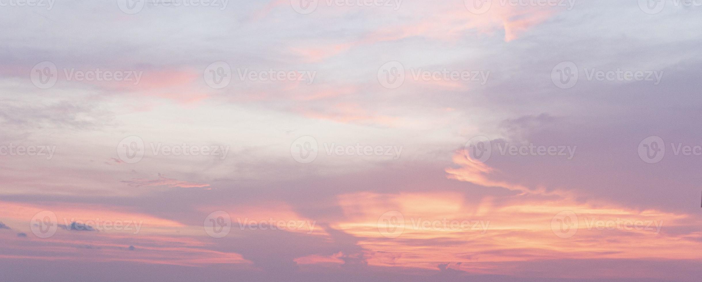 céu colorido dramático com arrebol e nuvens iluminadas foto