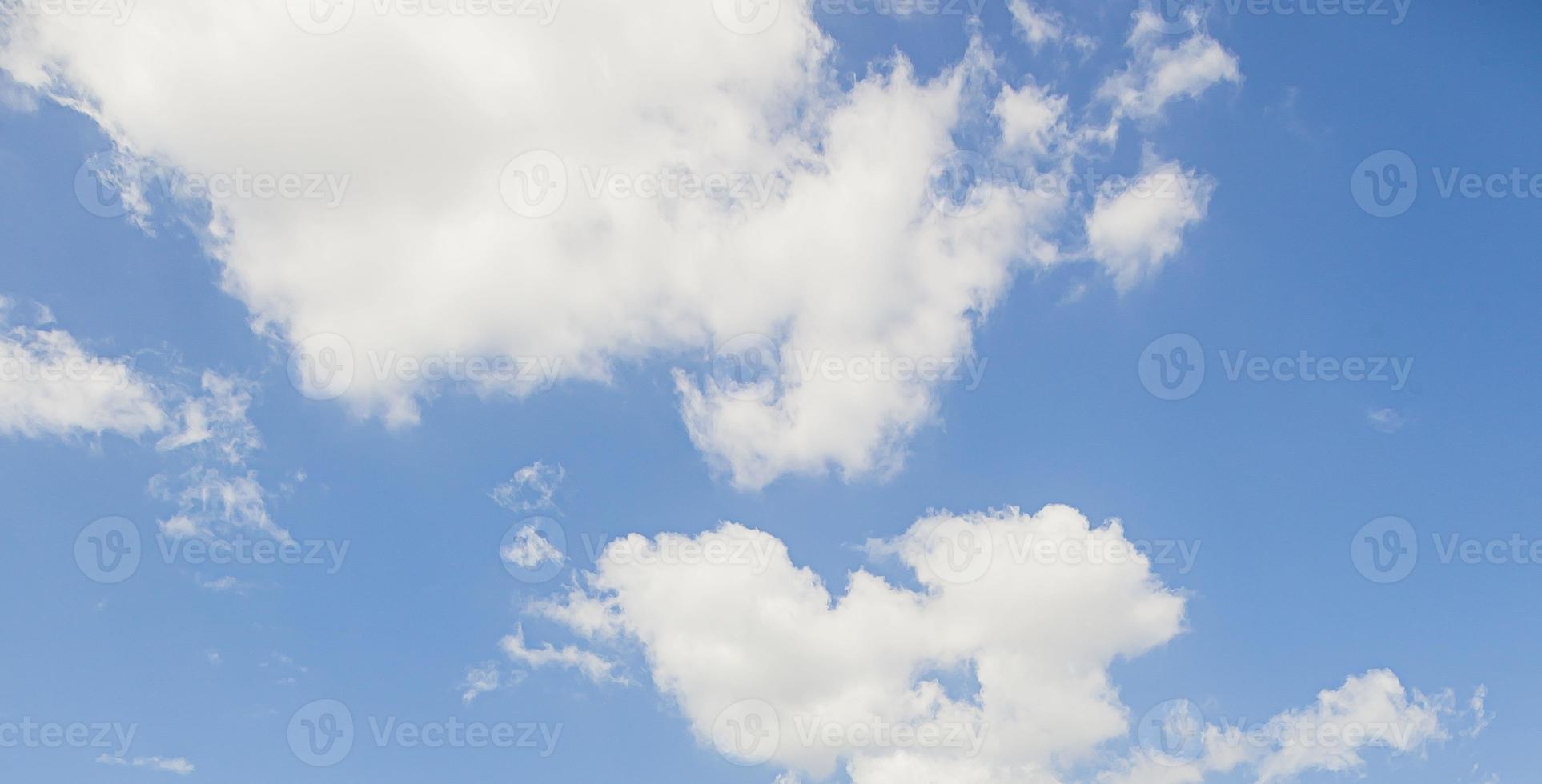 imagem de um céu parcialmente nublado e parcialmente claro durante o dia foto