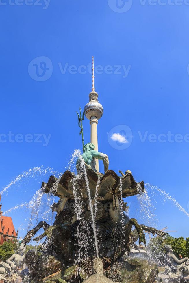 vista da fonte de netuno em berlim com torre de televisão ao fundo foto