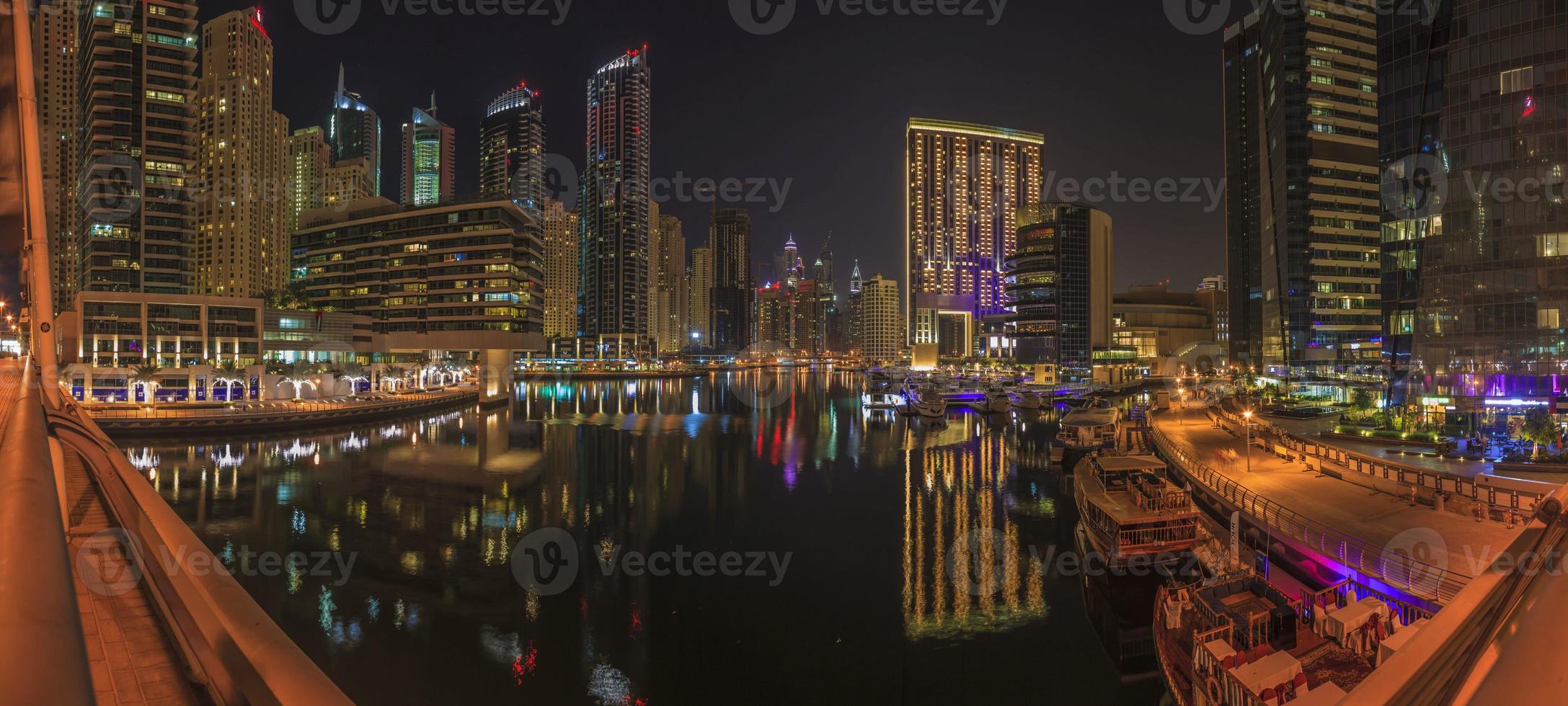 imagem de arranha-céus de dubai marina à noite foto