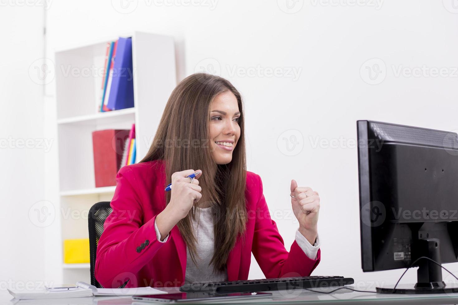 jovem mulher no escritório foto