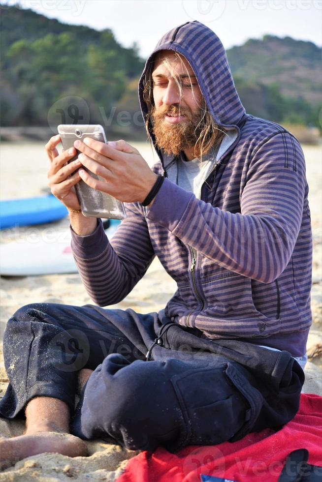 homem relaxando na praia foto