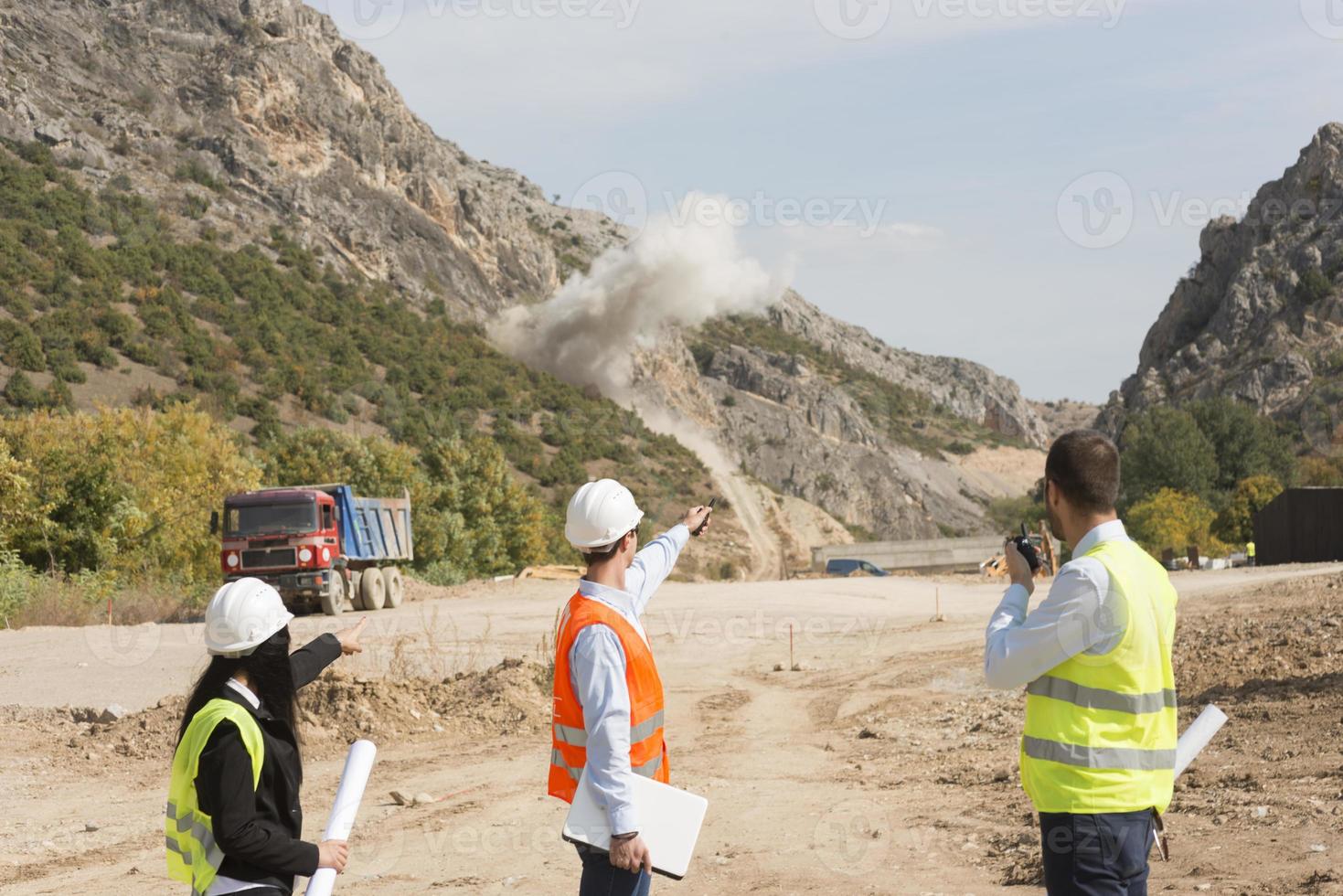 trabalhadores da construção civil controlando explosão foto