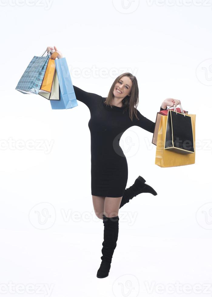 retrato de uma jovem feliz segurando sacolas de compras foto