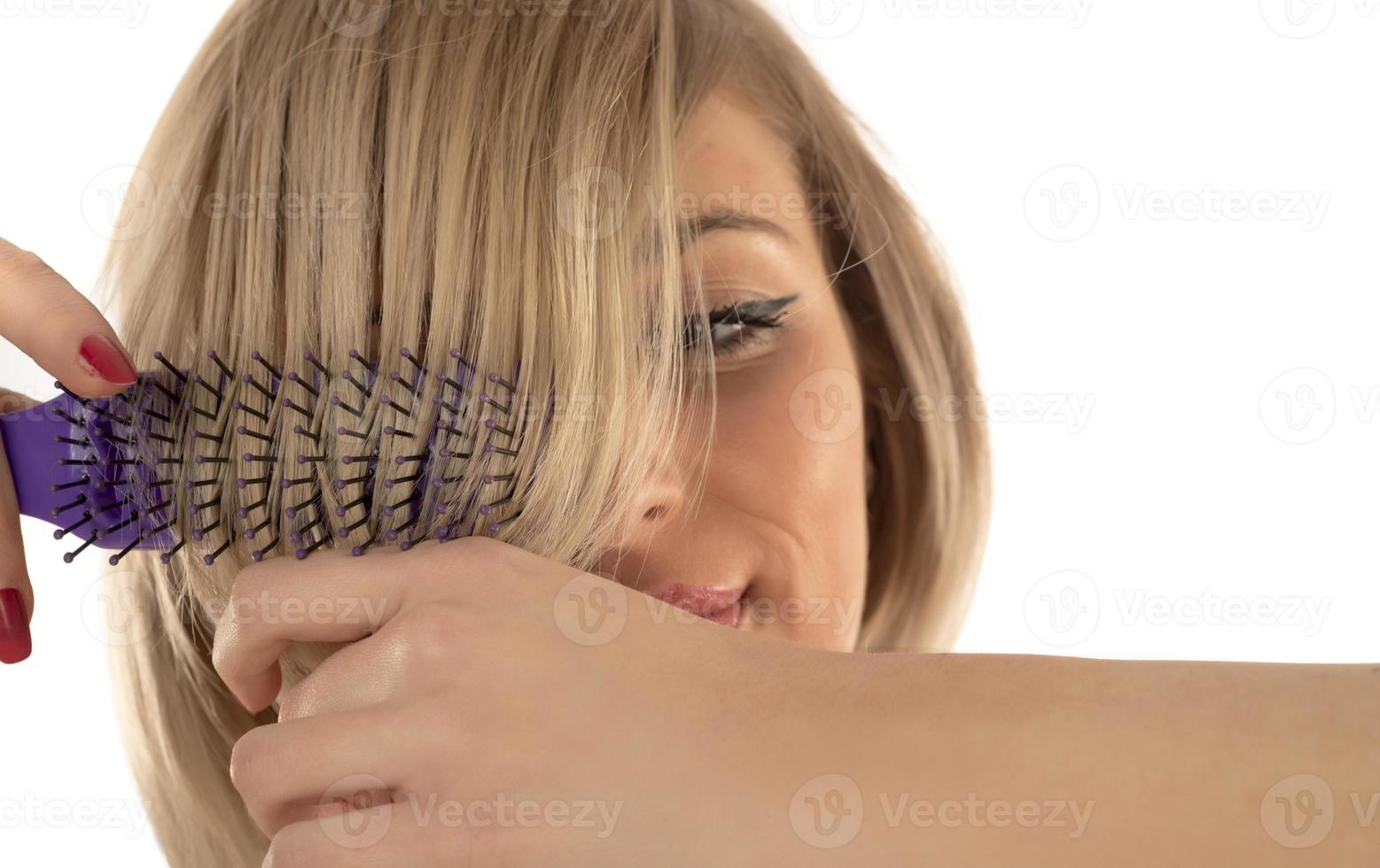 closeup na jovem penteando o cabelo foto