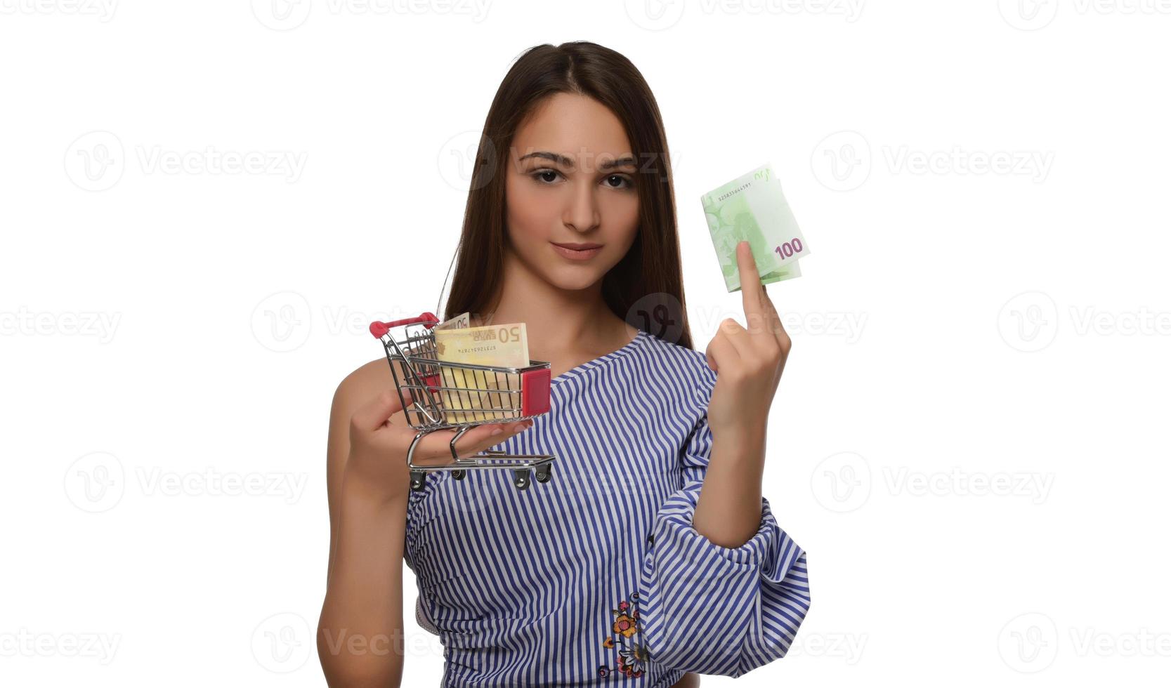 jovem mulher segurando o dinheiro do euro isolado no branco foto