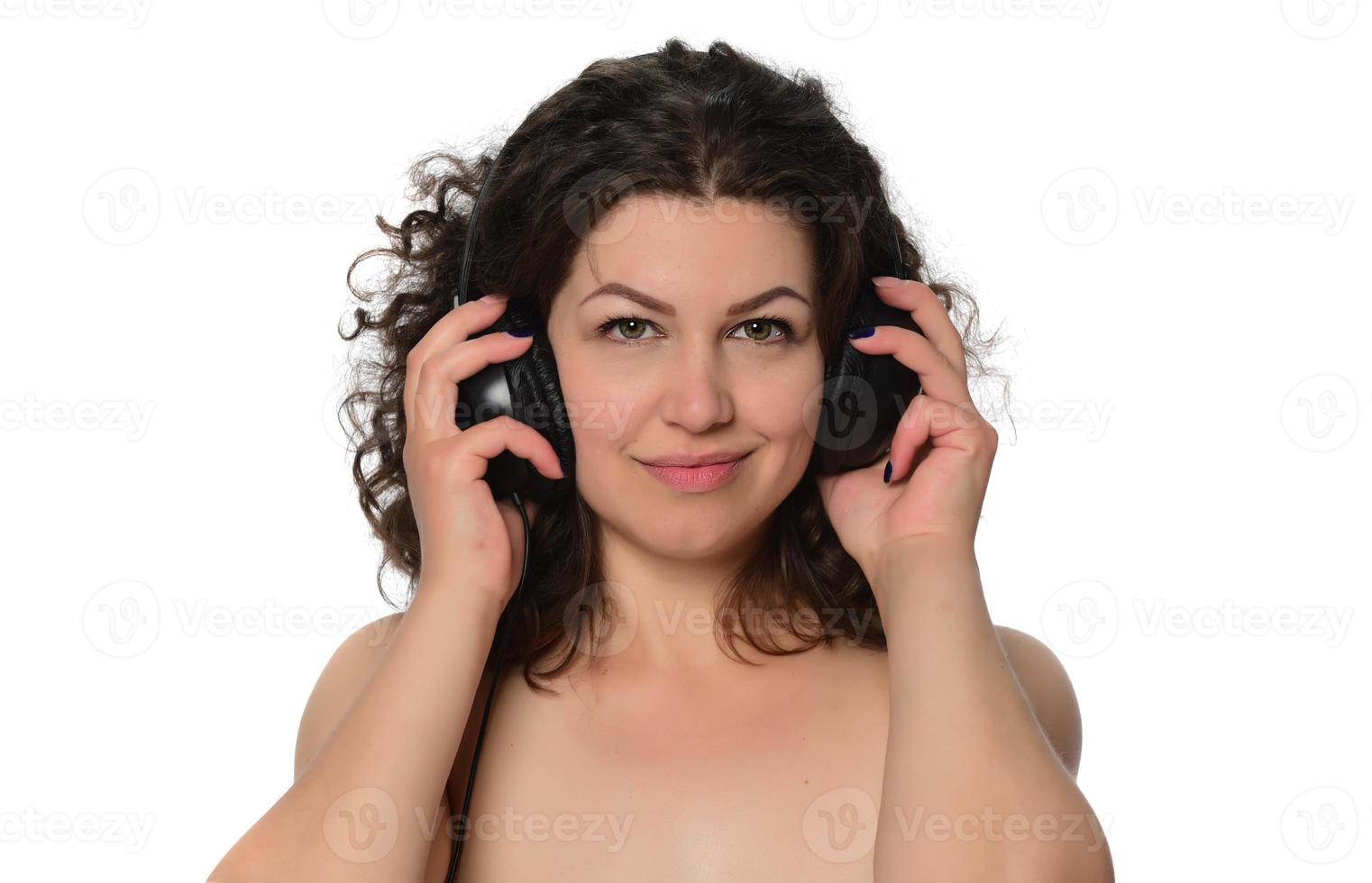 linda senhora morena ouvindo música em fones de ouvido foto