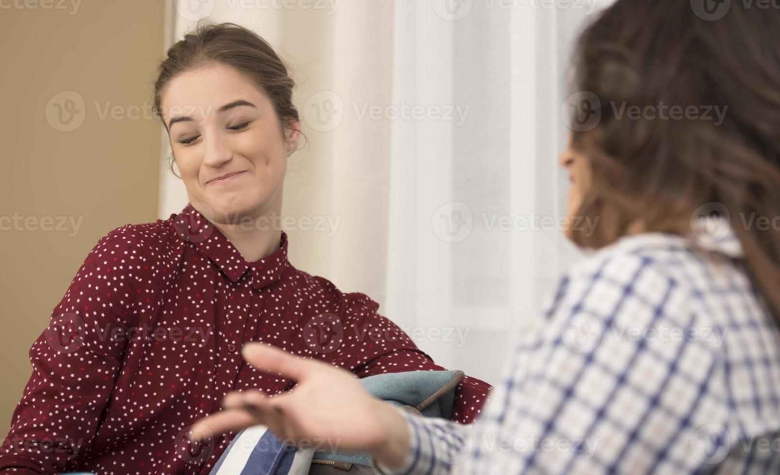 melhores amigos se divertindo em casa. mulheres jovens conversando. foto