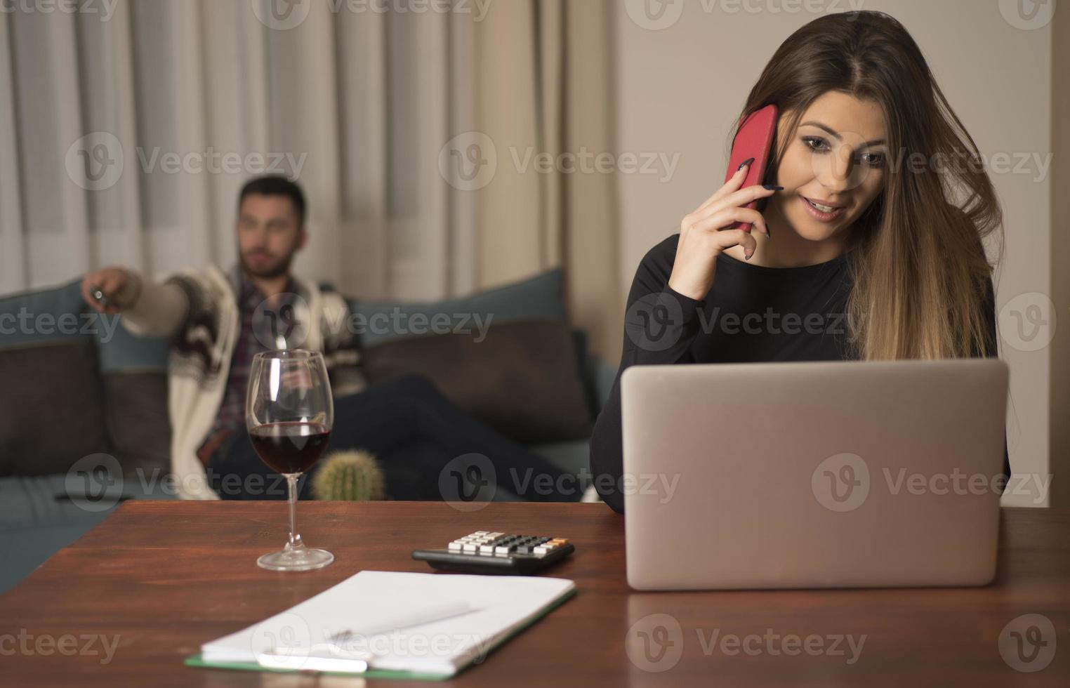 jovem casal gerenciando finanças, revisando suas contas bancárias usando o computador portátil. mulher e homem cuidando da papelada juntos, pagando impostos on-line no notebook foto