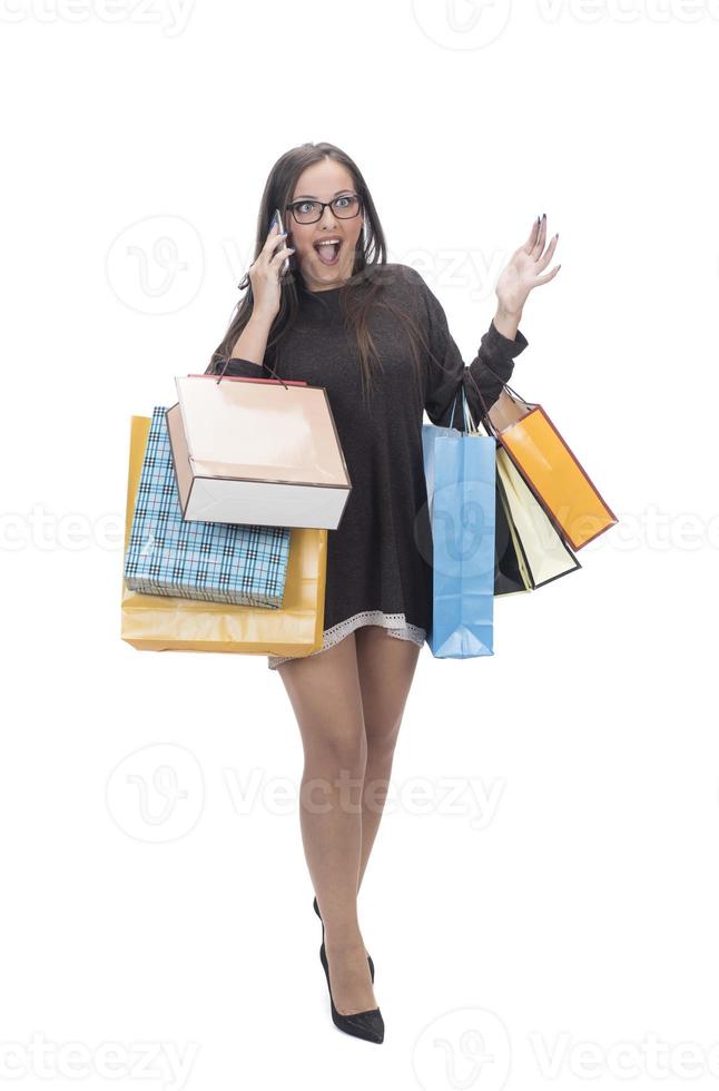 mulher feliz com sacola de compras em fundo de estúdio isolado. foto