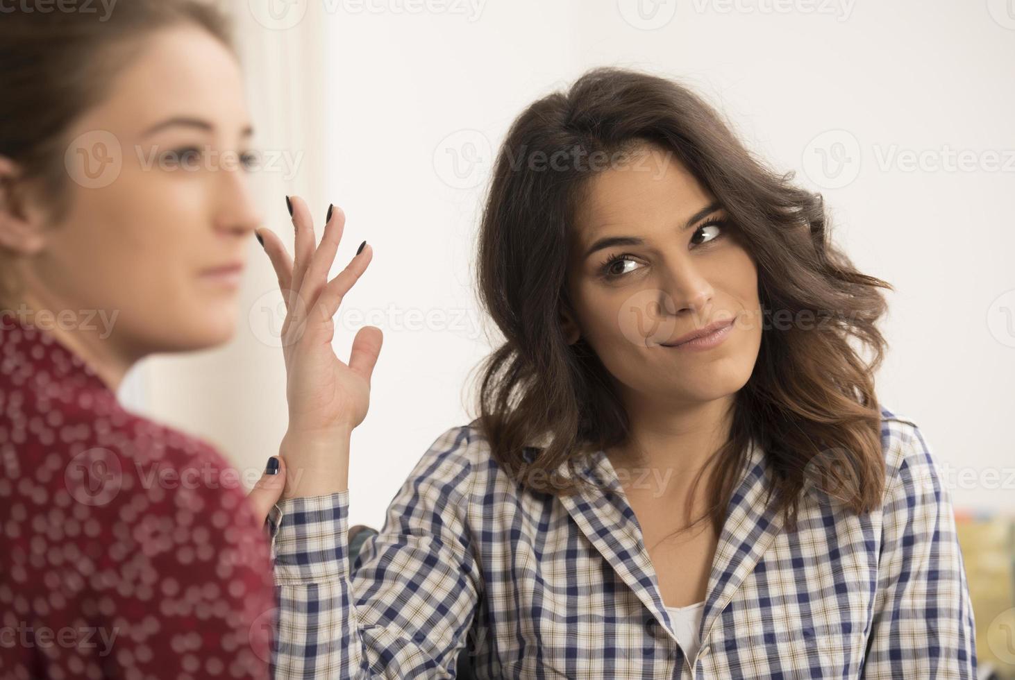 melhores amigos se divertindo em casa. mulheres jovens conversando. foto