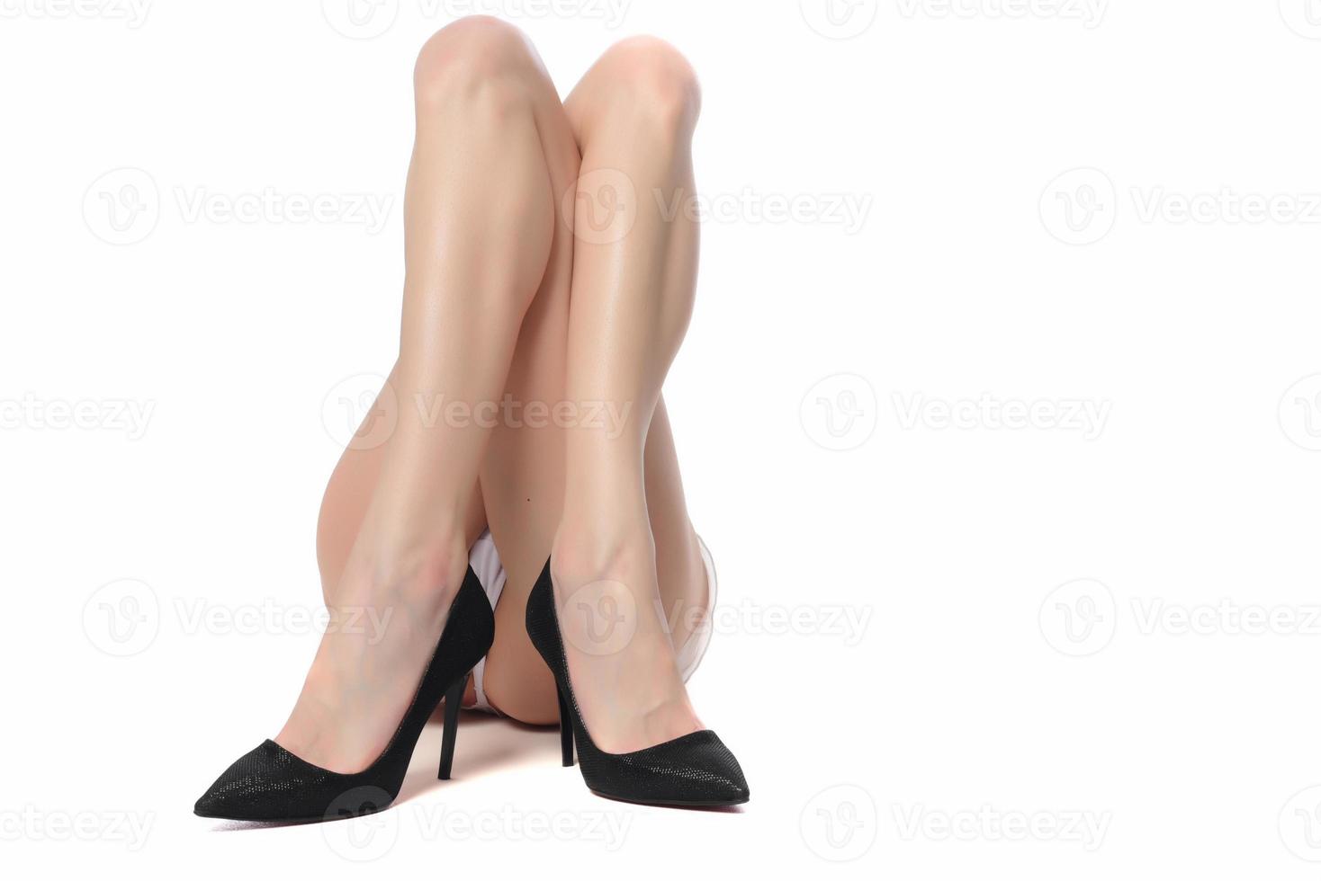 pernas de mulher bonita em colinas altas, isoladas no fundo branco foto