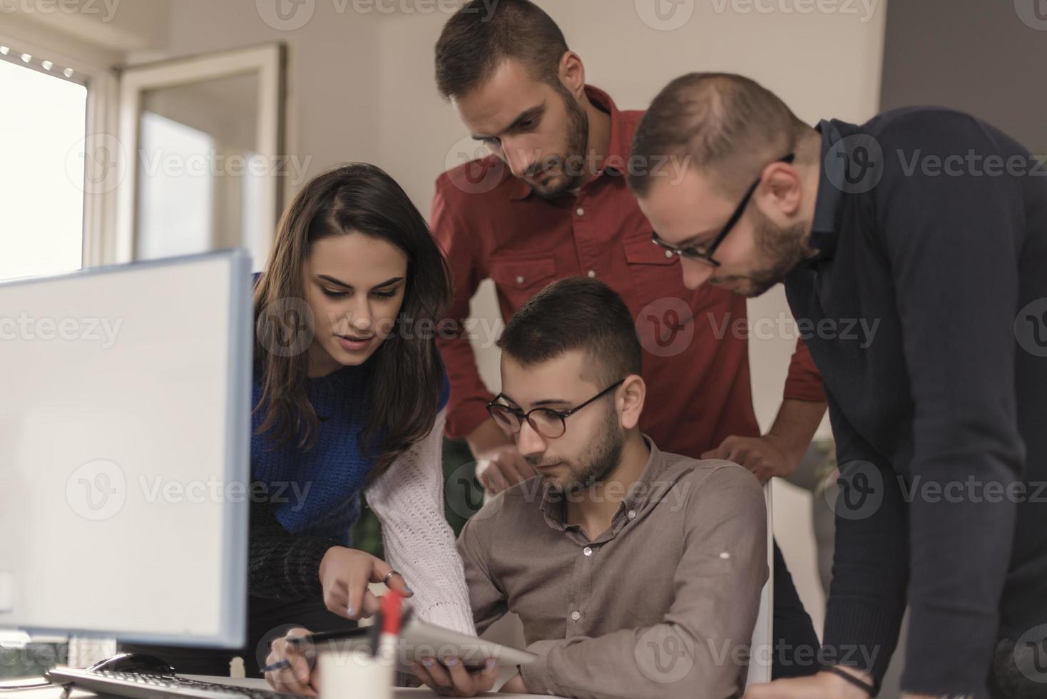 duas parcerias desenvolvendo tecnologias de programação e codificação trabalhando em laptop e analisando juntas. foto