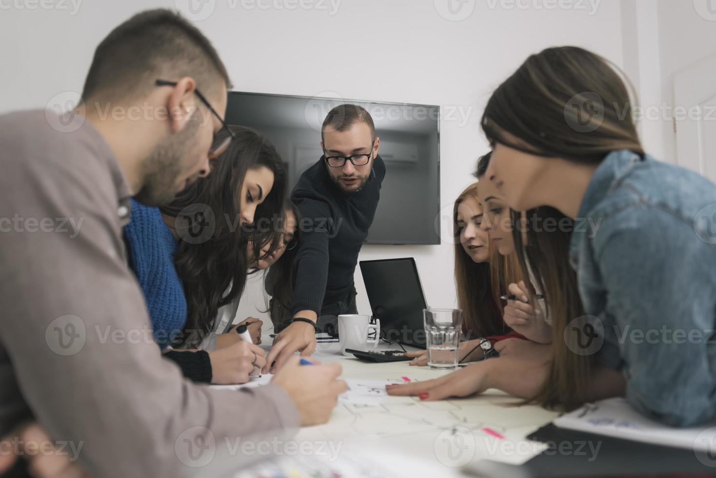 líder executivo conversando com um grupo de funcionários diversificados e felizes no briefing do escritório corporativo, foto