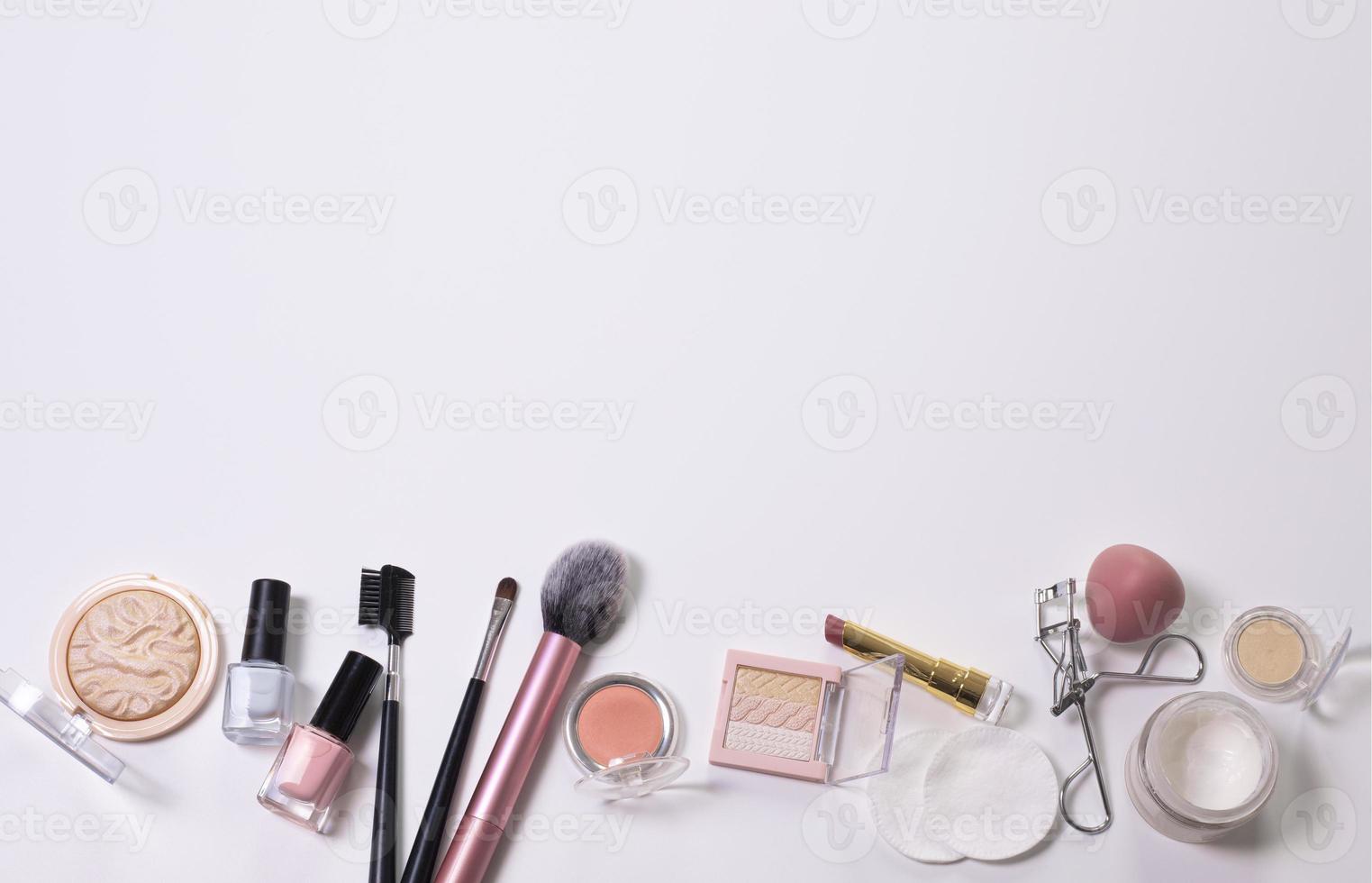 fundo de beleza com cosméticos faciais, produtos de maquiagem. espaço livre para texto, copie o espaço. layout moderno, vista superior, configuração plana. maquiagem, cuidados com a pele, conceito de beleza. foto