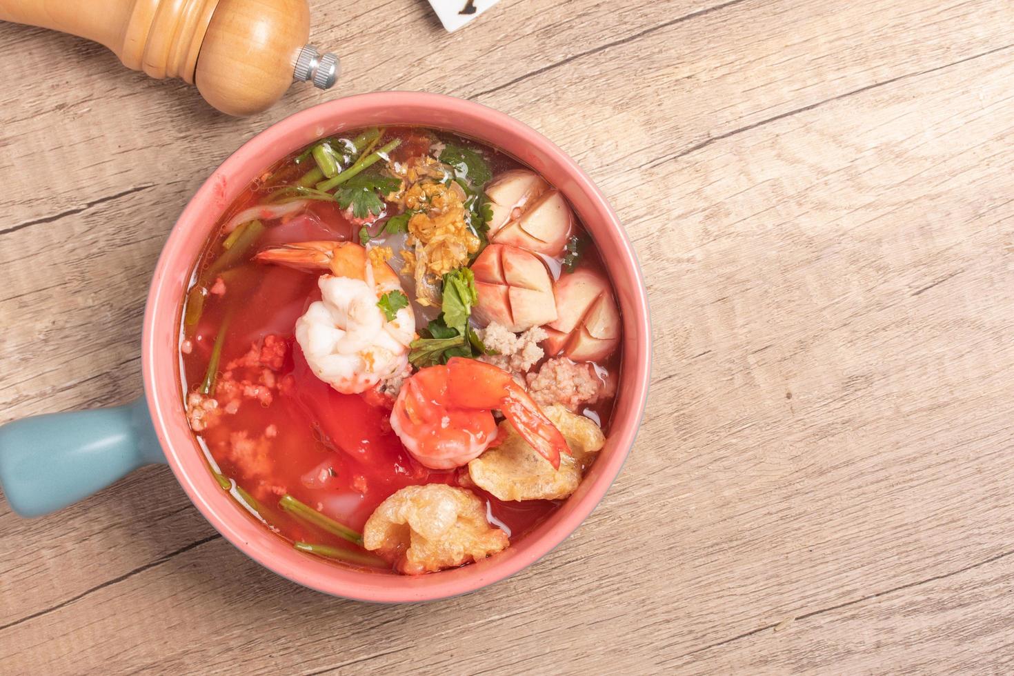 sopa de macarrão com molho vermelho chamada macarrão yentafo, um popular prato tailandês. foto