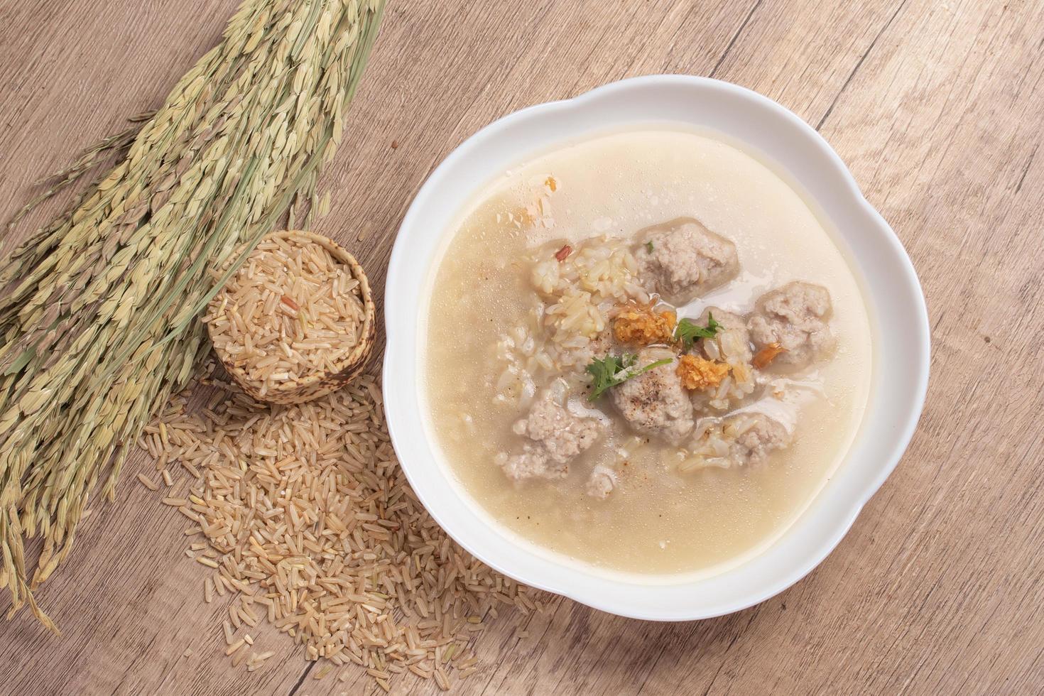 mingau de arroz integral de jasmim com carne de porco em fundo de madeira espaço de cópia de comida saudável foto