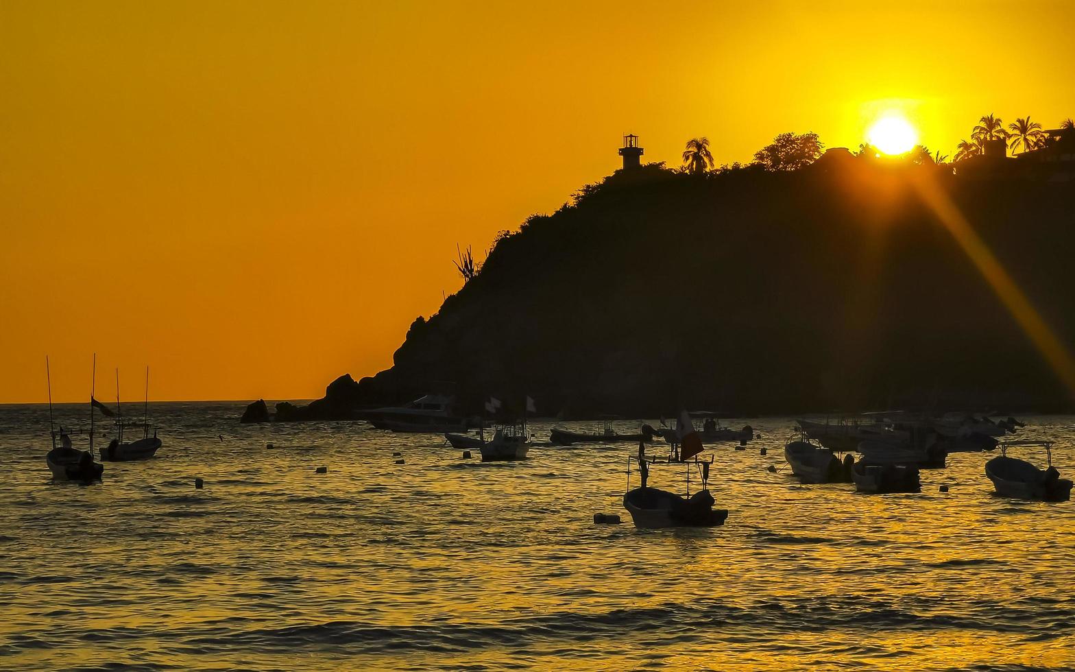 colorido pôr do sol dourado grande onda e praia puerto escondido méxico. foto