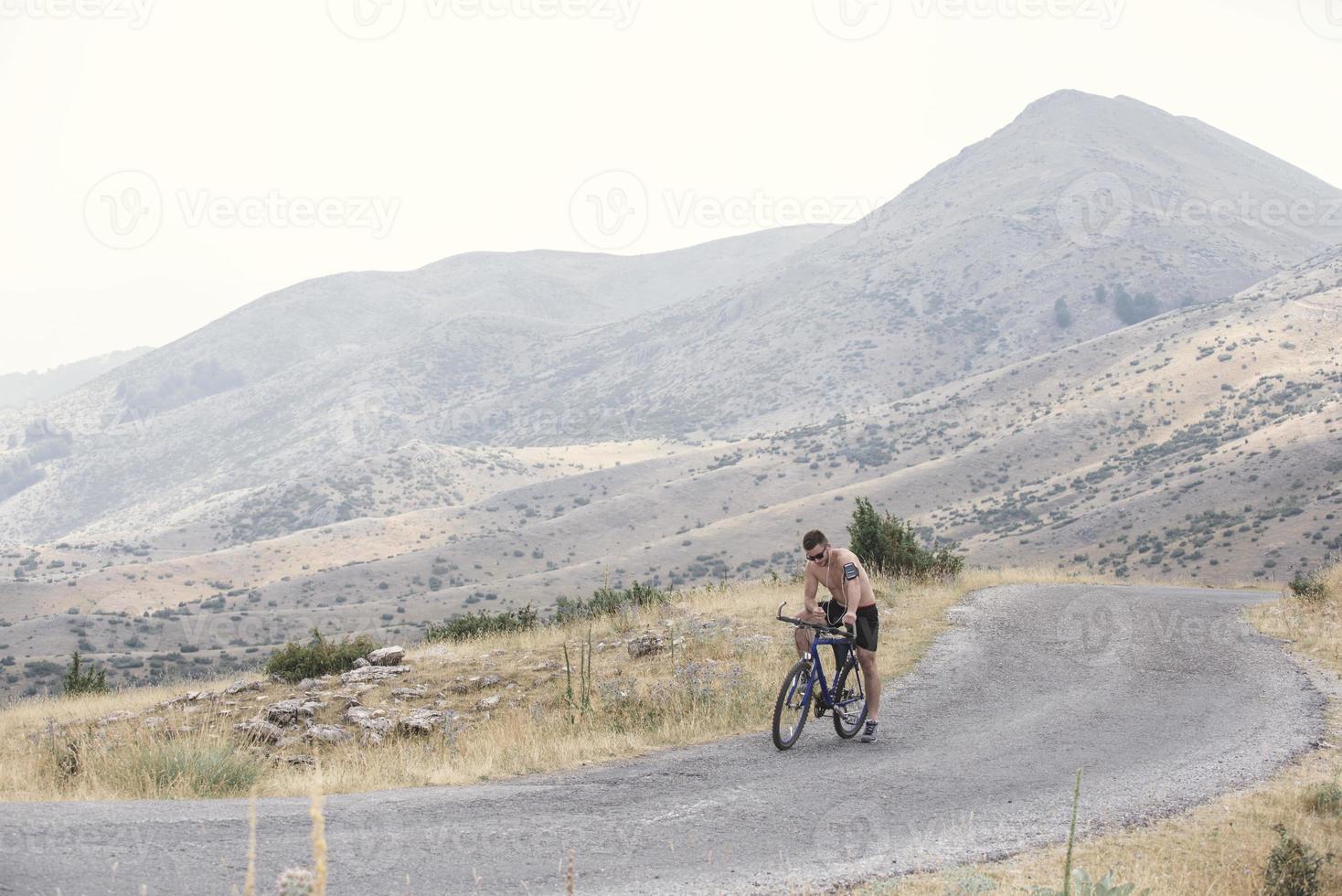 Homem de atleta de esporte de mountain bike extremo cavalgando trilha de estilo de vida ao ar livre Homem de atleta de esporte de mountain bike extremo cavalgando trilha de estilo de vida ao ar livre foto