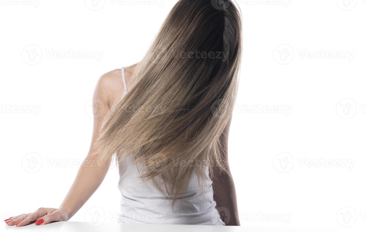 retrato da jovem mulher com cabelo voador. isolado foto