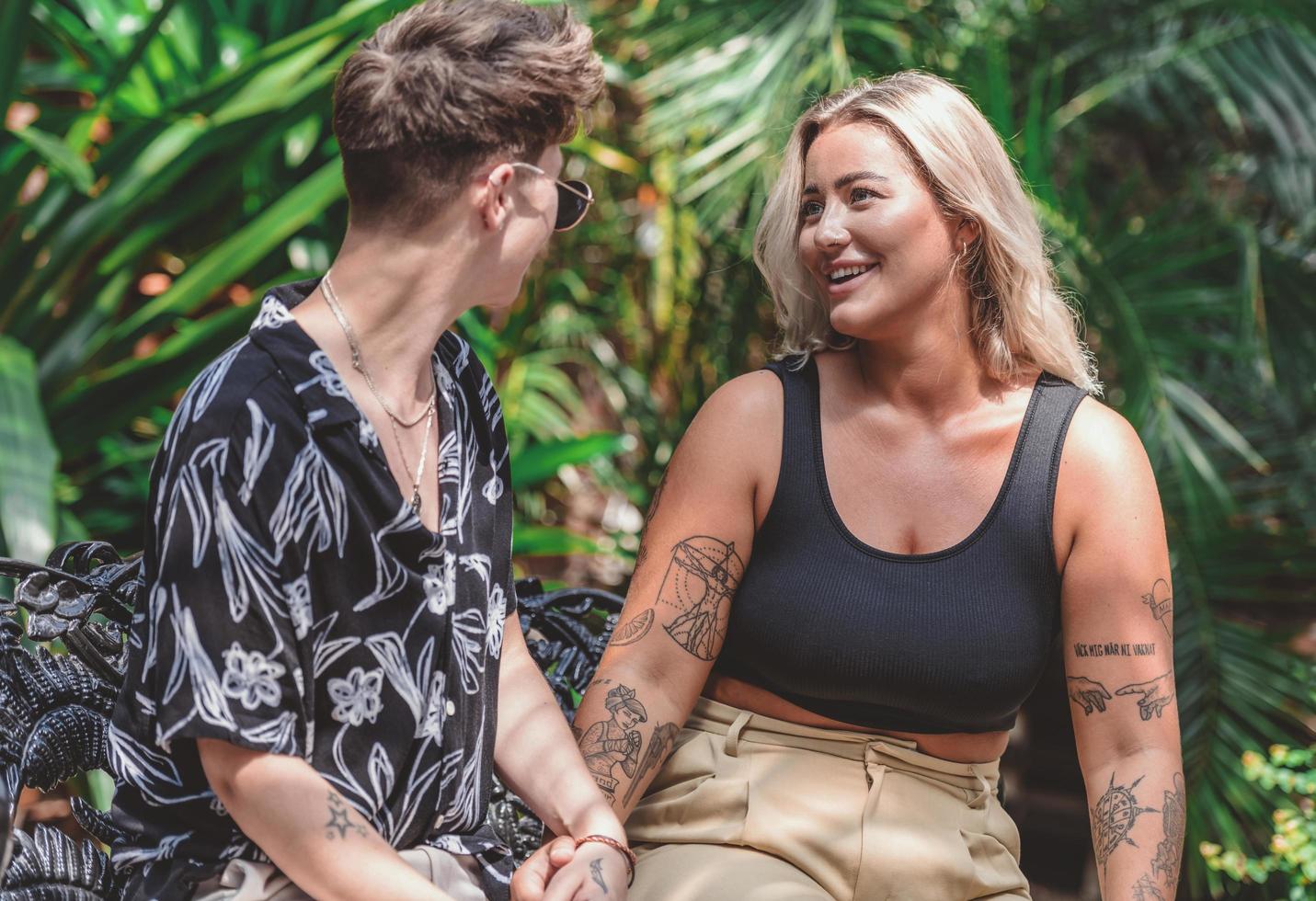 gotemburgo, suécia 07 03 2021 mulher gay sorrindo e se divertindo no parque. casal jovem do mesmo sexo em sua rotina diária mostrando algum afeto lgbt foto