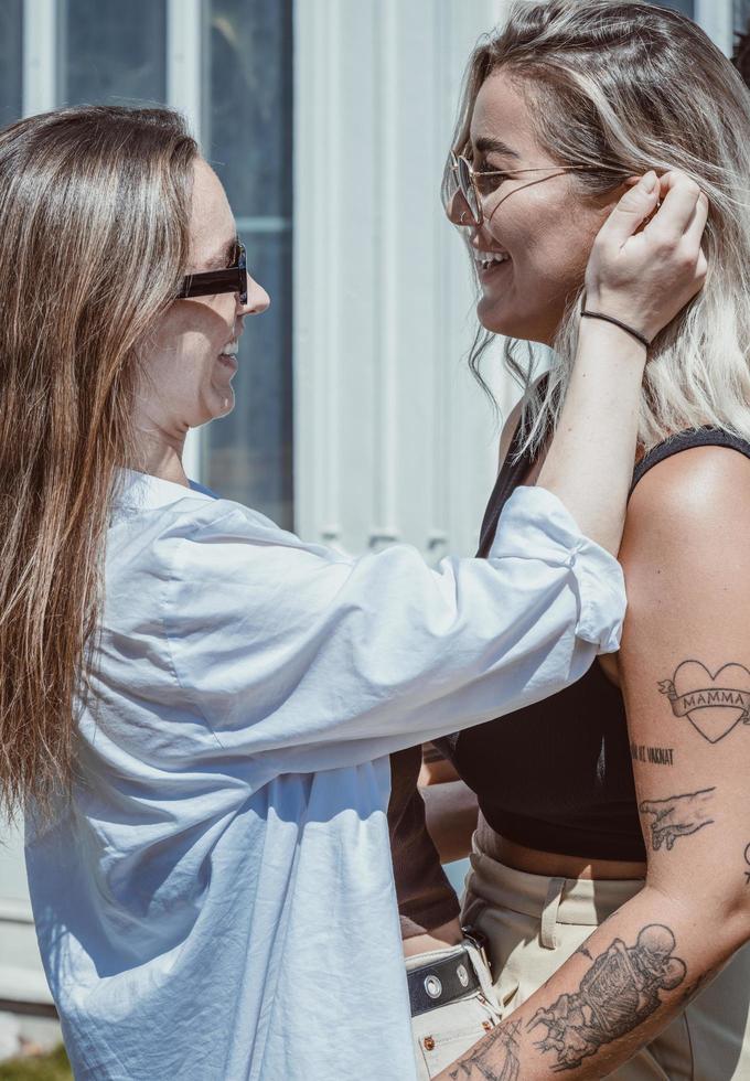 gotemburgo, suécia 07 03 2021 mulher gay sorrindo e se divertindo no parque. casal jovem do mesmo sexo em sua rotina diária mostrando algum afeto lgbt foto