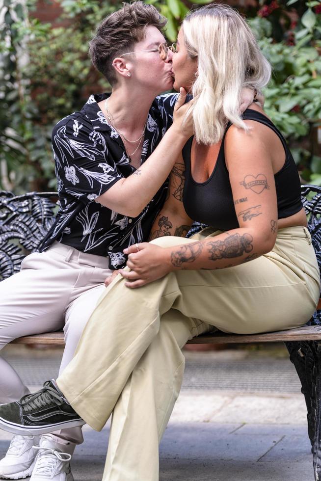 gotemburgo, suécia 07 03 2021 mulher gay sorrindo e se divertindo no parque. casal jovem do mesmo sexo em sua rotina diária mostrando algum afeto lgbt foto