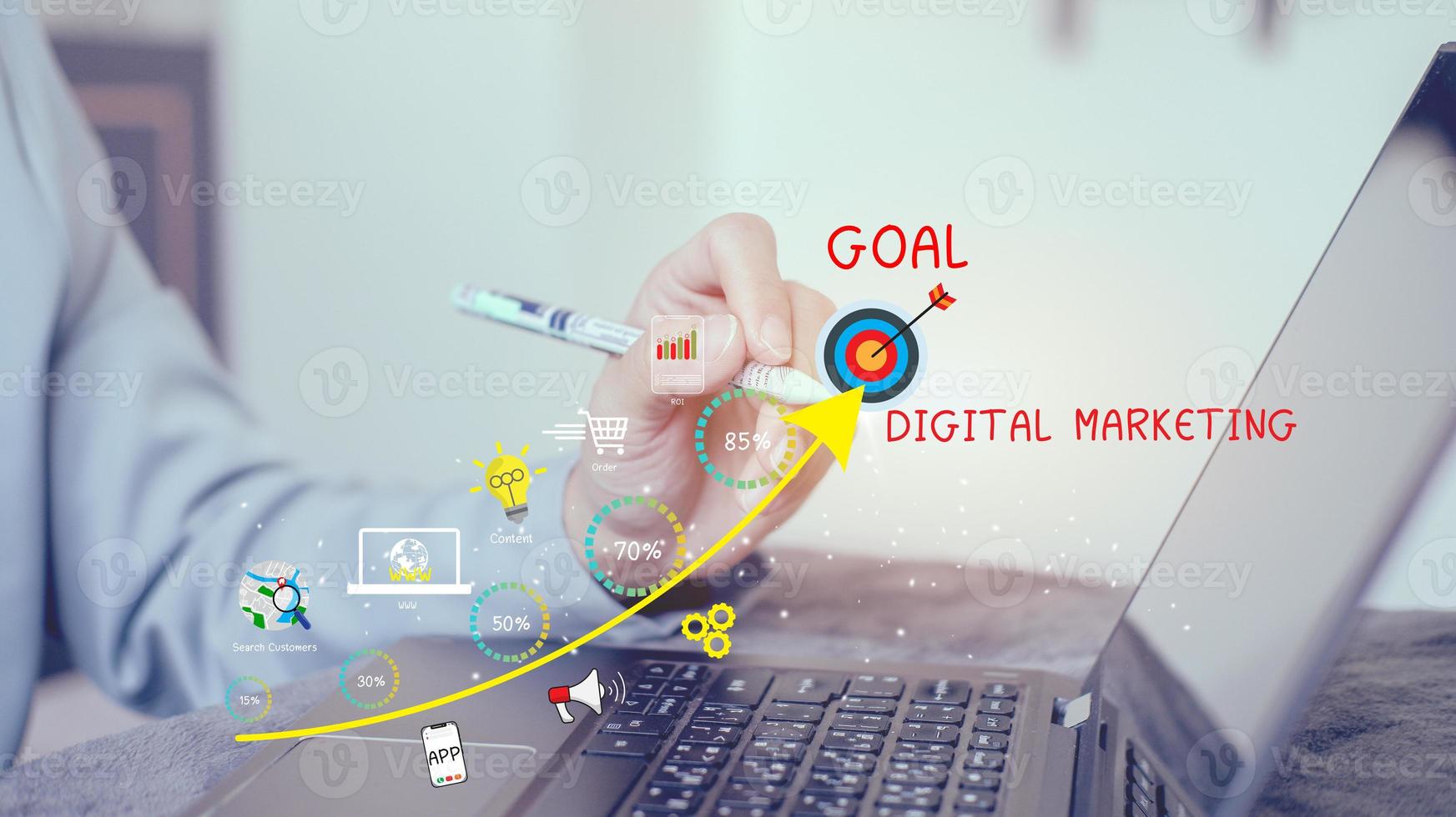 materiais de marketing digital de conceito anunciam seu site, e-mail, rede social, seo, vídeo, aplicativo móvel com ícones e analisam roi e estratégia. foto