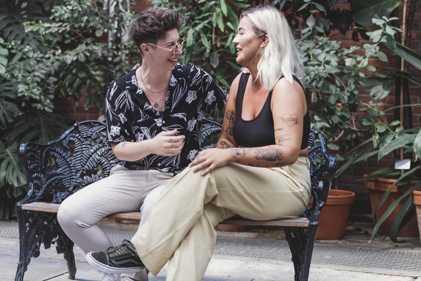 gotemburgo, suécia 07 03 2021 mulher gay sorrindo e se divertindo no parque. casal jovem do mesmo sexo em sua rotina diária mostrando algum afeto lgbt foto