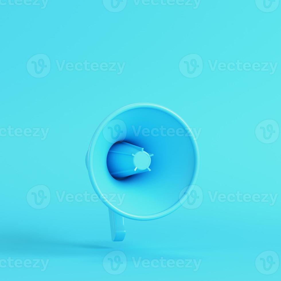 alto-falante ou megafone em fundo azul brilhante em tons pastel foto