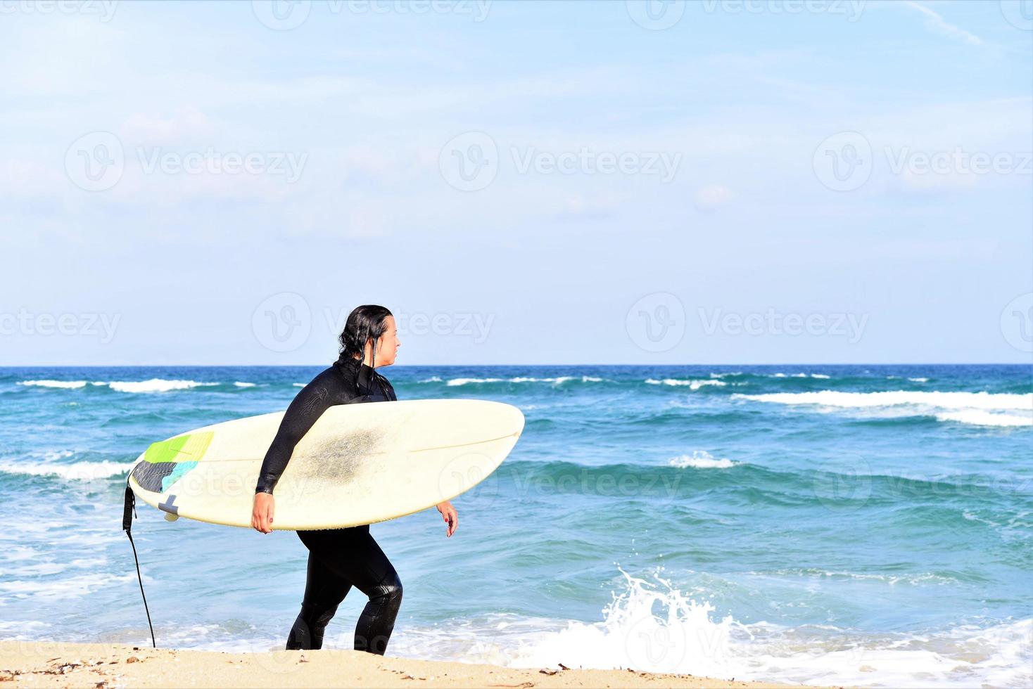 linda garota surfista sexy na praia foto