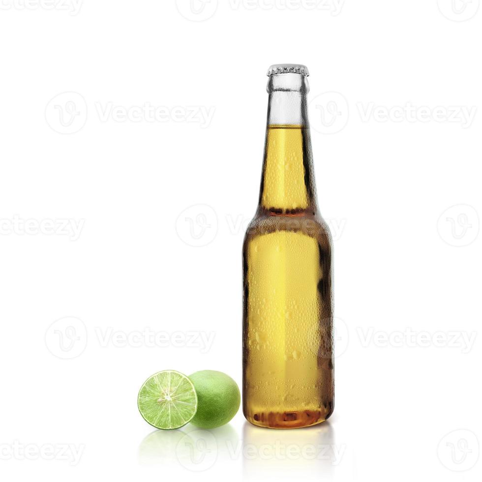 garrafa de cerveja com limão no fundo branco foto