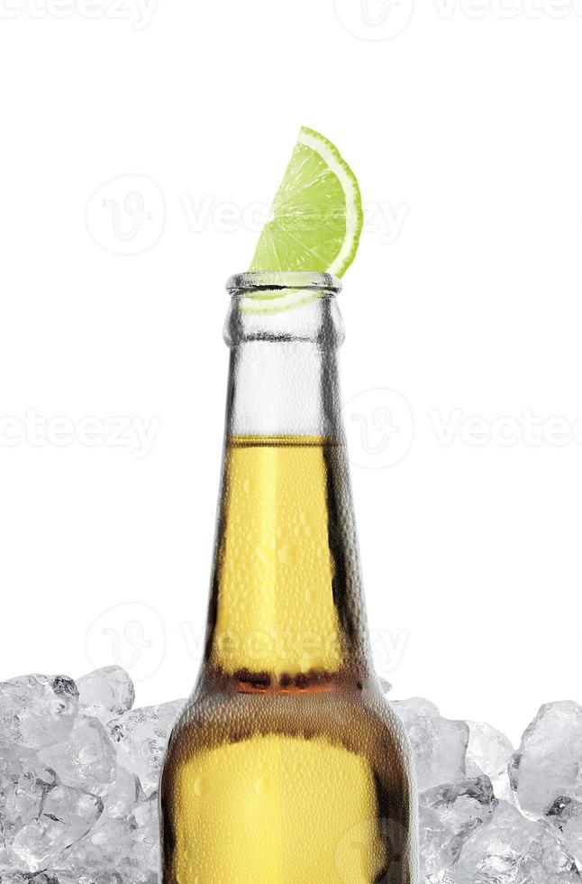 garrafa de cerveja mexicana com fatia de limão e gelo no fundo branco foto