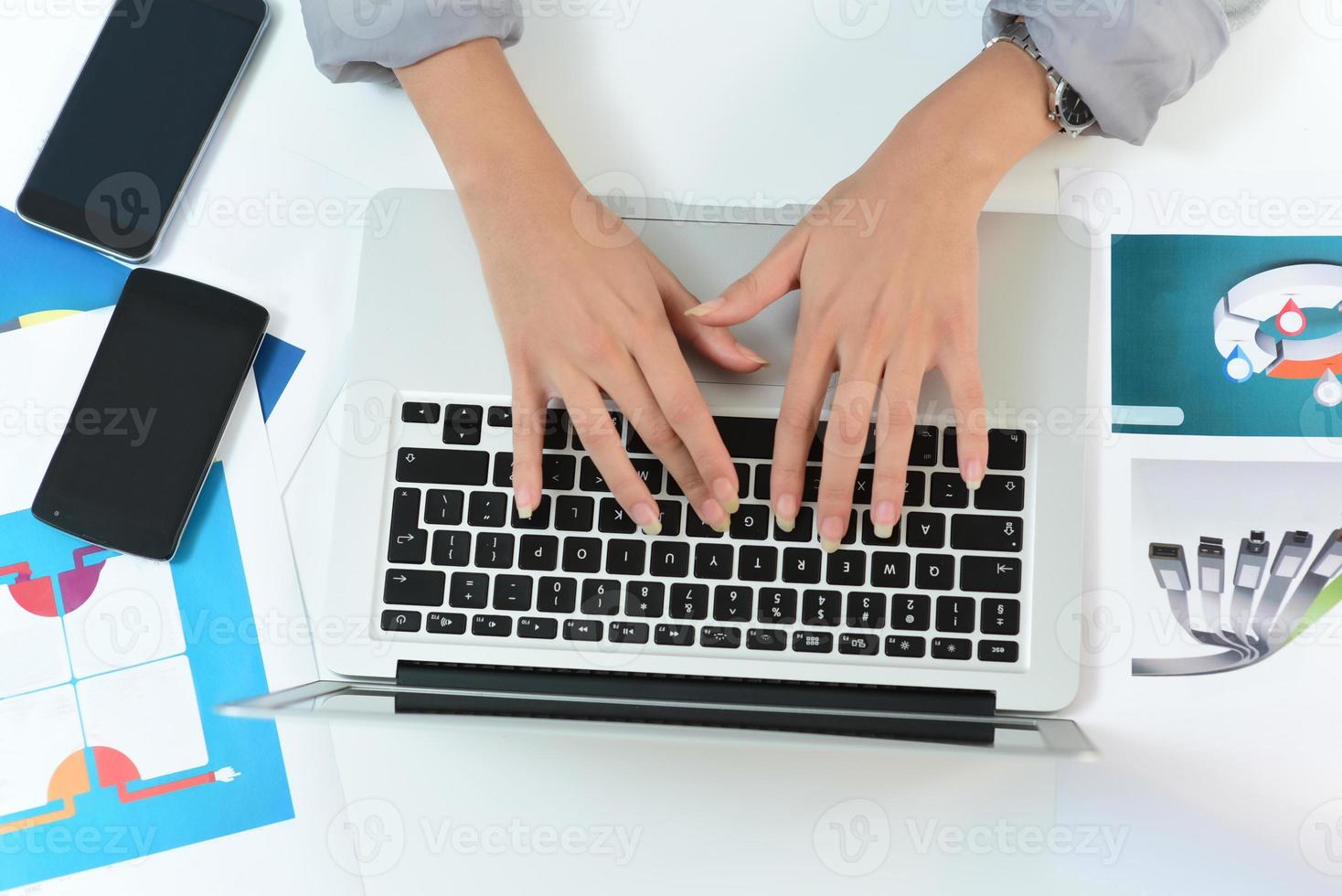 mãos digitando no laptop na mesa de negócios. conceito de negócios foto
