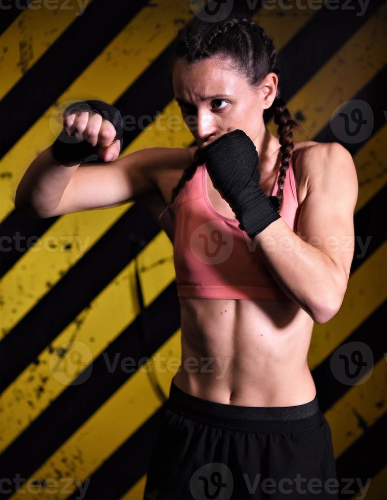 mma mulher lutadora durona pugilista pose bonita exercício treinamento cross fit atleta foto