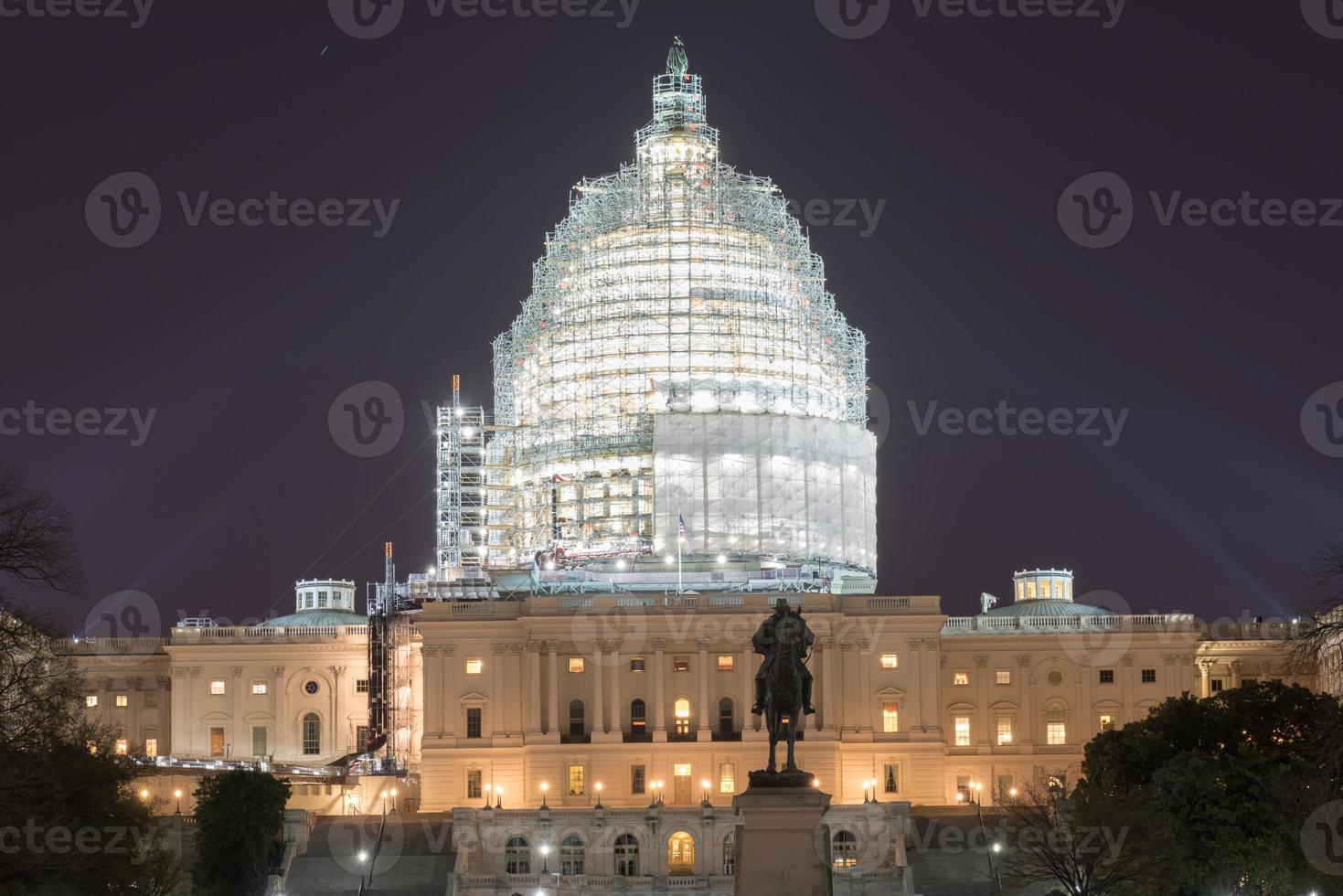 construção do edifício do Capitólio à noite - washington, dc foto