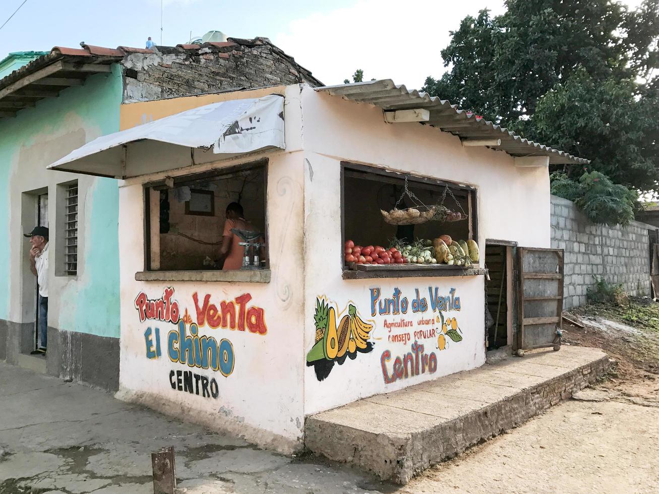 trinidad, cuba - 12 de janeiro de 2017 - loja de frutas nas ruas de trinidad, cuba. foto