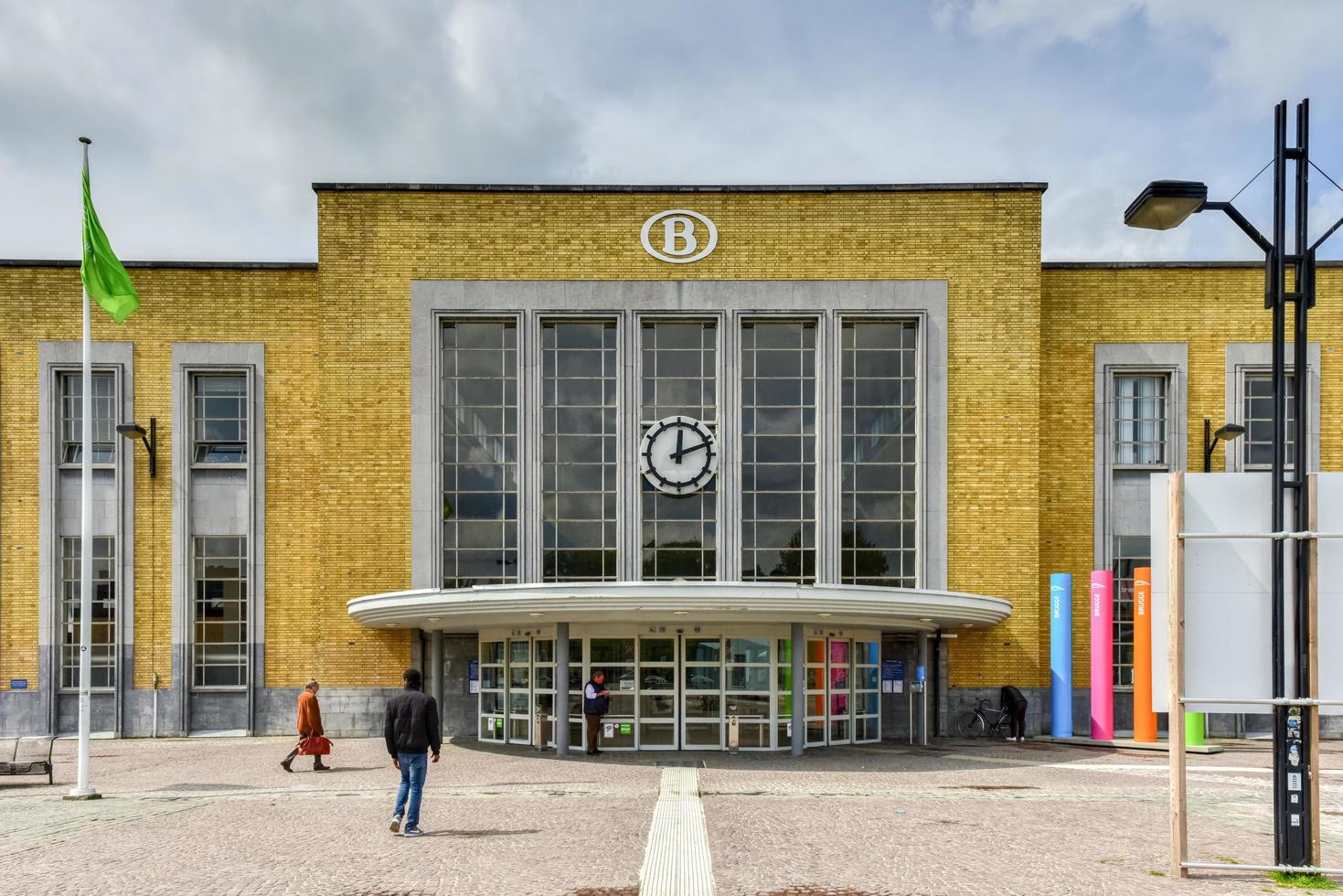 bruges, bélgica - 12 de maio de 2017 - estação ferroviária principal de bruges. A estação brugge é a principal estação ferroviária de bruges, flandres ocidental, bélgica. foto