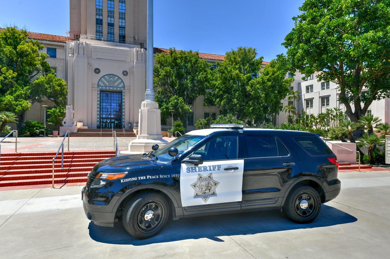 san diego, califórnia - 25 de julho de 2020 - prédio da administração do condado e san diego e cartório do condado de san diego no waterfront park foto