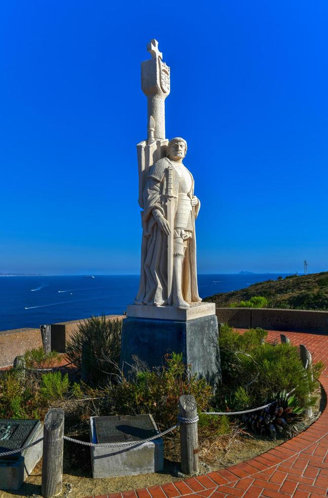 san diego - 17 de julho de 2020 - estátua de juan rodriguez cabrillo e panorama de san diego, califórnia foto