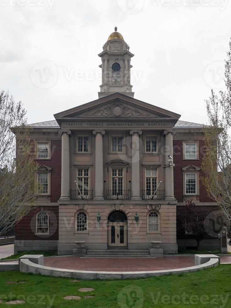 o prédio da administração do túnel de tráfego, também conhecido como delegacia de polícia número um de boston, é um prédio histórico do governo no extremo norte de boston, massachusetts foto