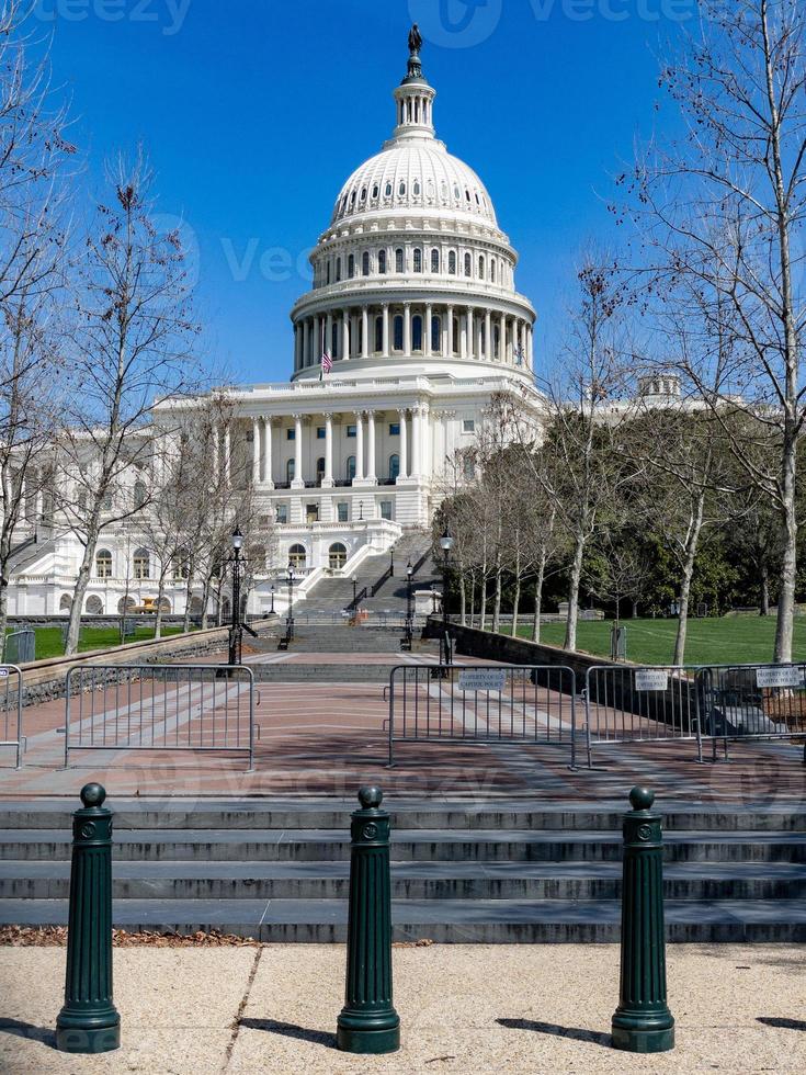 Washington, DC - 3 de abril de 2021 - nova segurança e cercas no capitólio do país depois que o prédio foi invadido por manifestantes que apoiavam Trump. foto