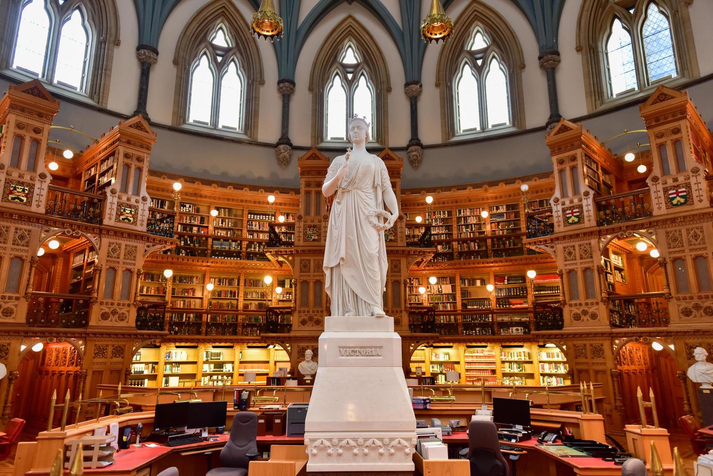 rainha victoria na sala de leitura principal da biblioteca do parlamento na colina do parlamento em ottawa, ontário, 2022 foto