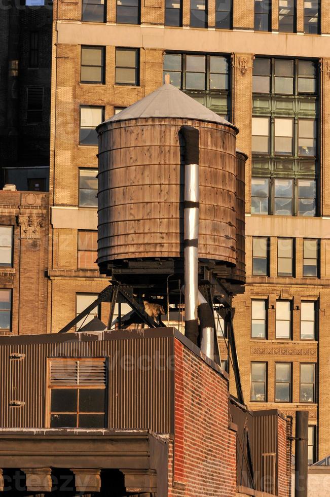 tanque de água no telhado na cidade de nova york. foto