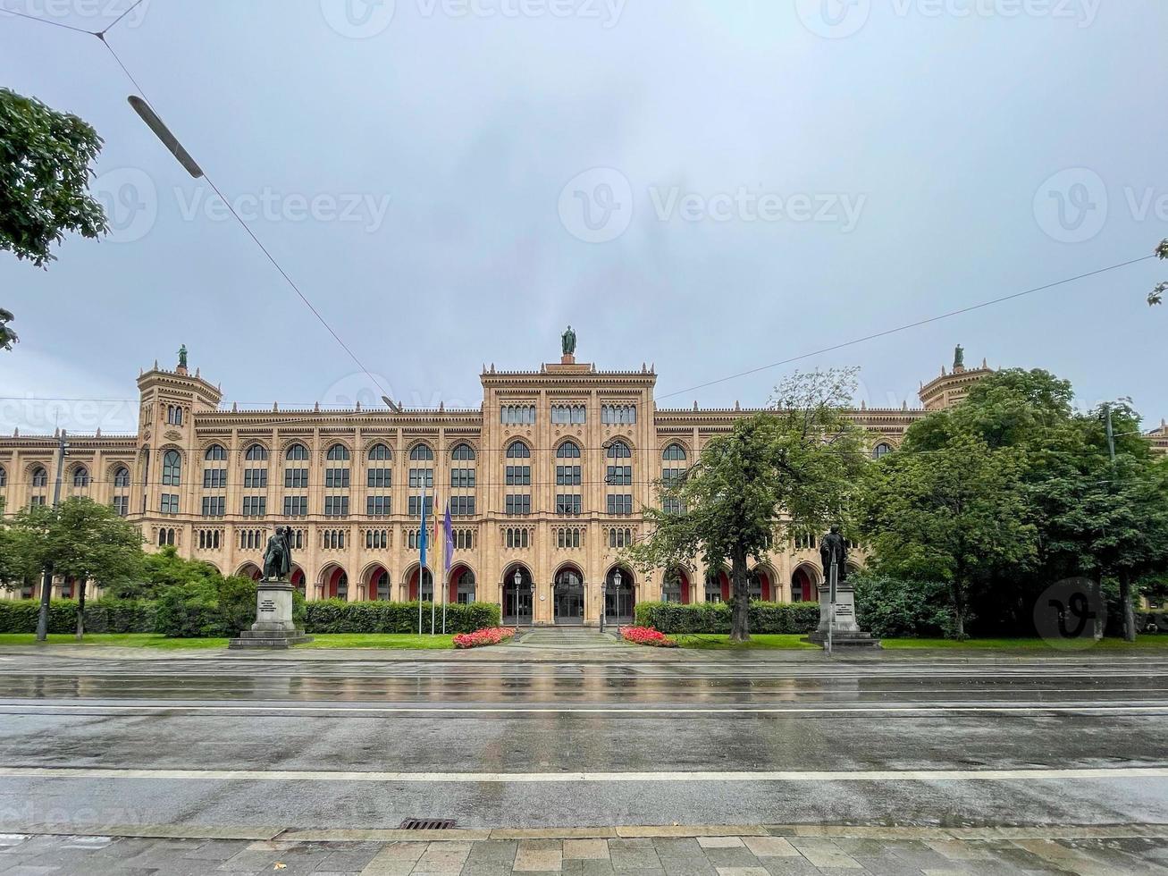 vista do edifício do governo da alta baviera em munique, alemanha foto