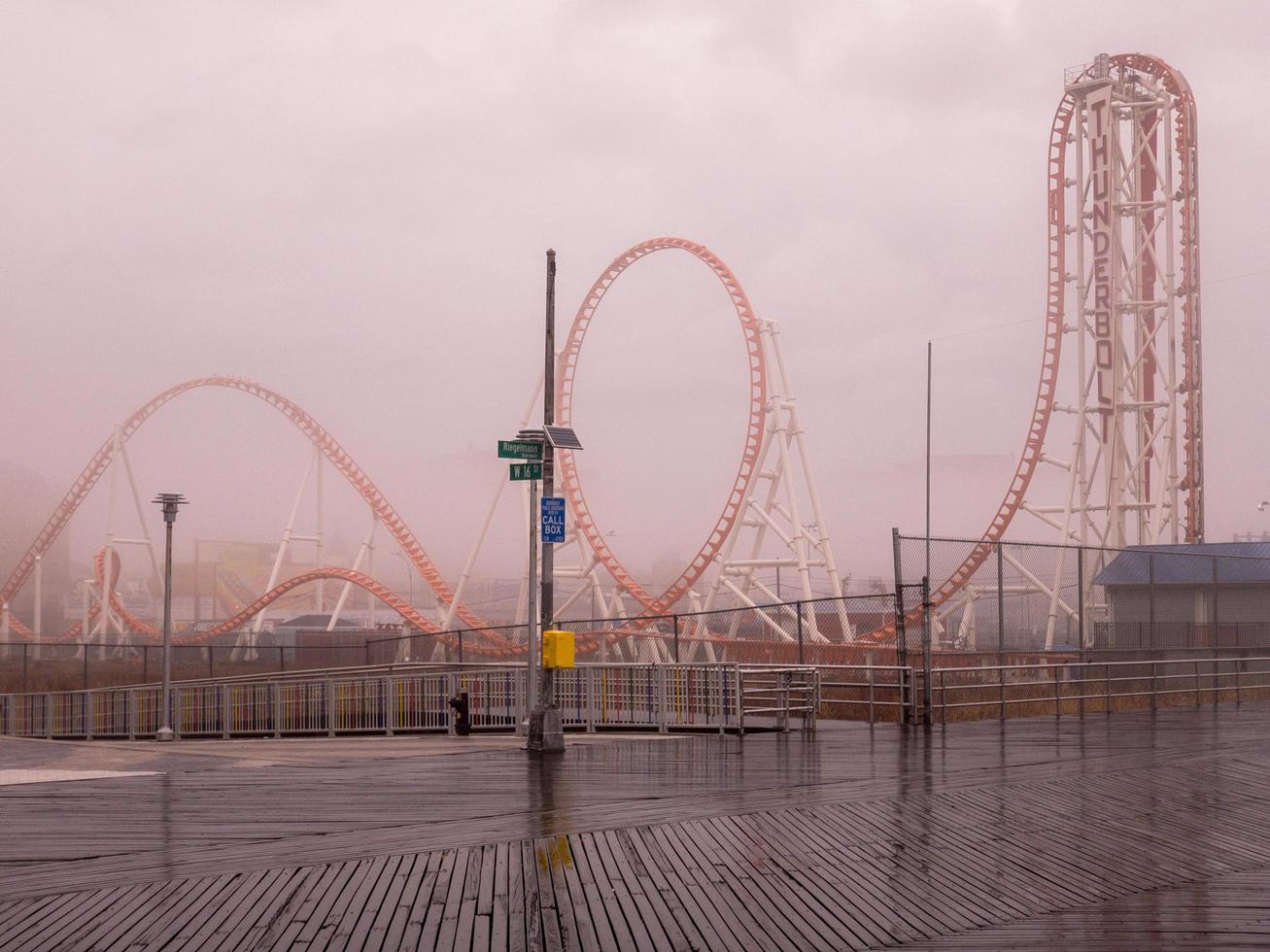 brooklyn, nova york - 11 de fevereiro de 2018 - montanha-russa thunderbolt em coney island, brooklyn em um dia nublado. foto